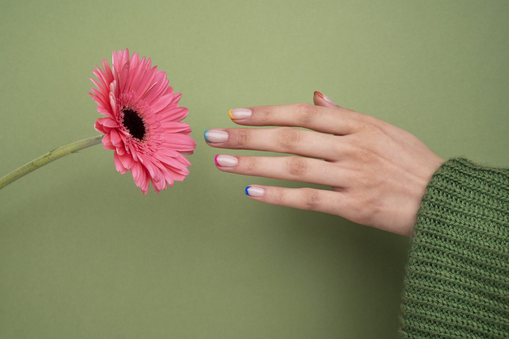close-up-beautiful-manicure-pink-flowers